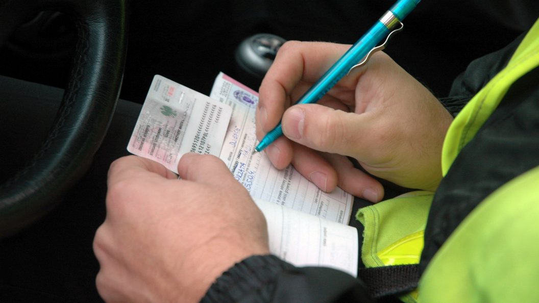 Zatrzymanie prawa jazdy za jazdę bez karty kierowcy lub manipulacje w tachografie